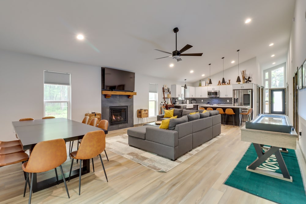 Scranton Vacations - Lake Harmony Resort Home w/ Deck - 4 Mi to Skiing! - Property Image 1