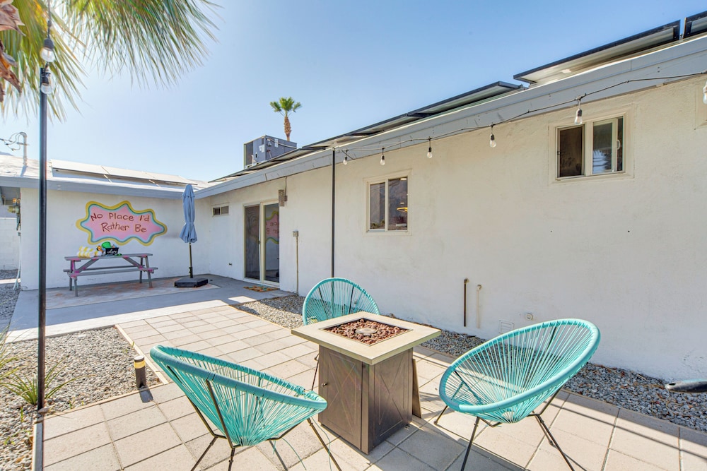 Outdoor Oasis w/ Pool: Pink Palm Springs Paradise!