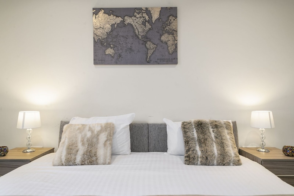 Heathrow Living Serviced Apartments by Ferndale