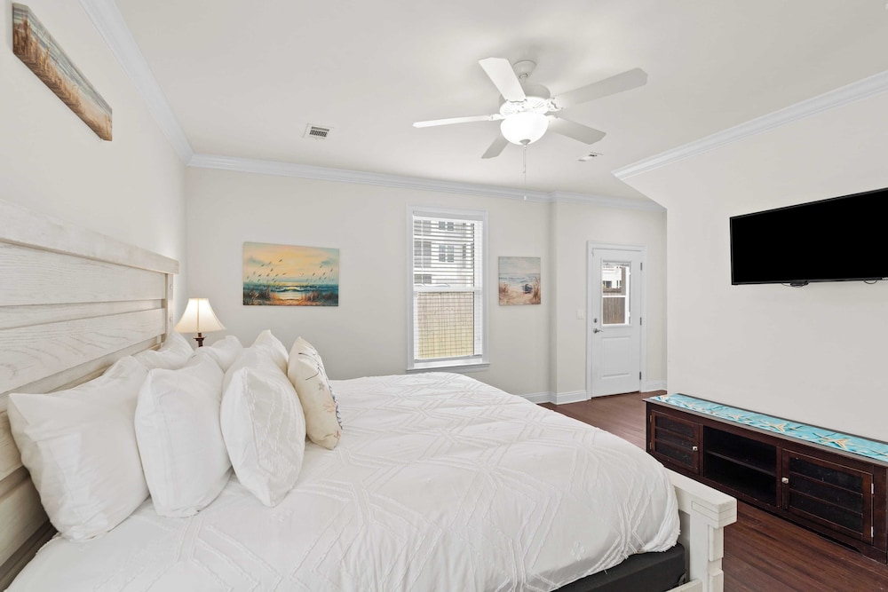Family-friendly, Close to Beach & Game Room Windswept by Avantstay