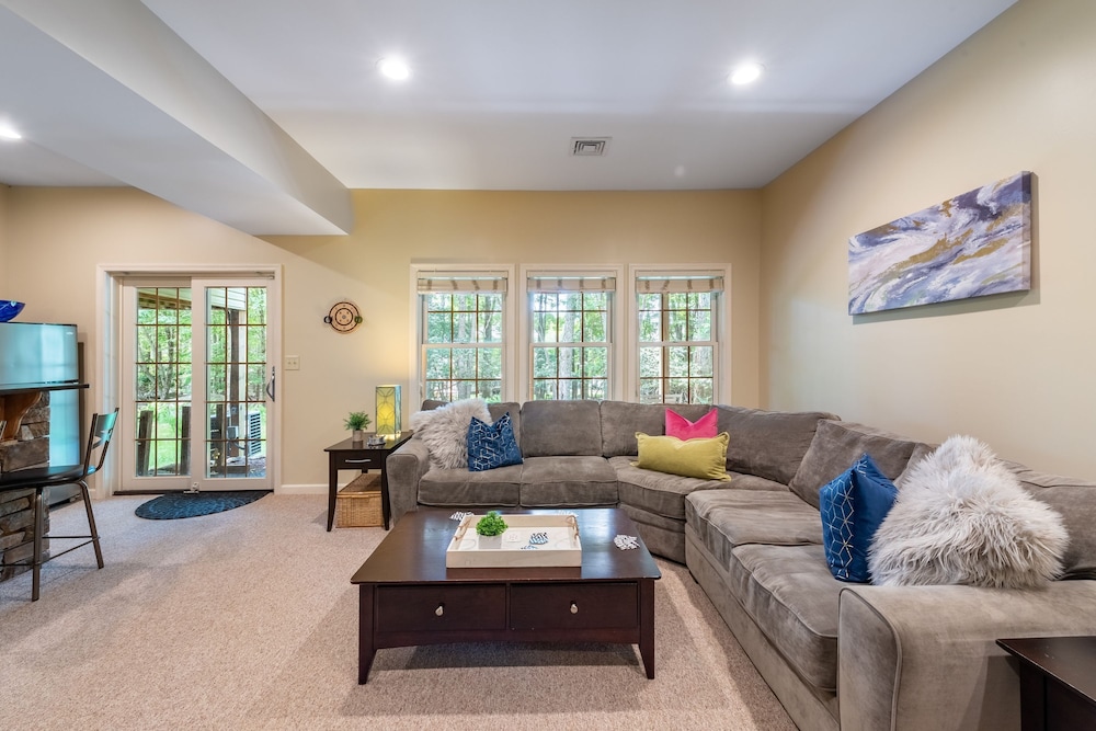 Highland Hideaway by Avantstay Group Poconos Retreat w Patio Game Room