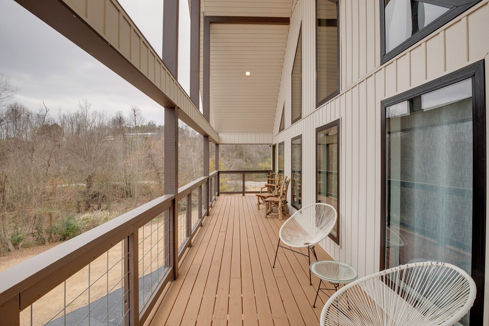 Lake Guntersville Getaway w/ Shared Boat Dock!