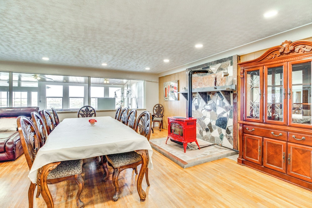 Mtn Views, Patio + Grill: Family Home, 6 Mi to UNM