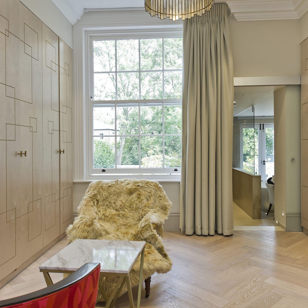 Astounding 7bed Notting Hill Family Home w Private Garden Games Room Parking