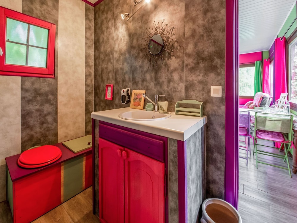 Lively Holiday Home With Garden, Barbecue, Garden Furniture