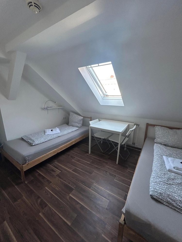 2-Rent Group Hostel Zimmer&Apartments GKP2