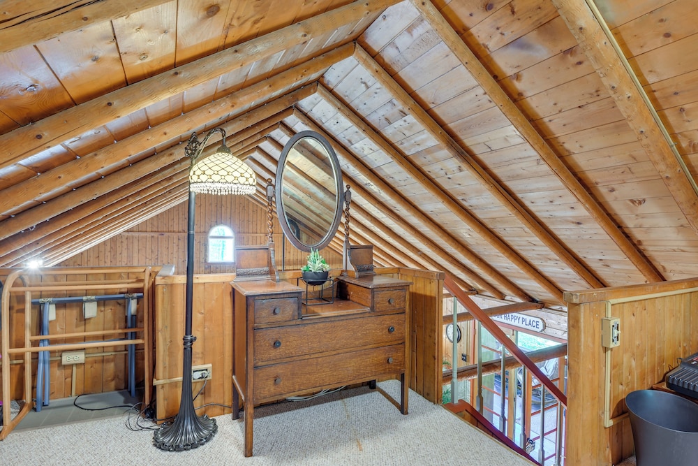 Lakefront Log Cabin Retreat w/ Hot tub + Kayaks!