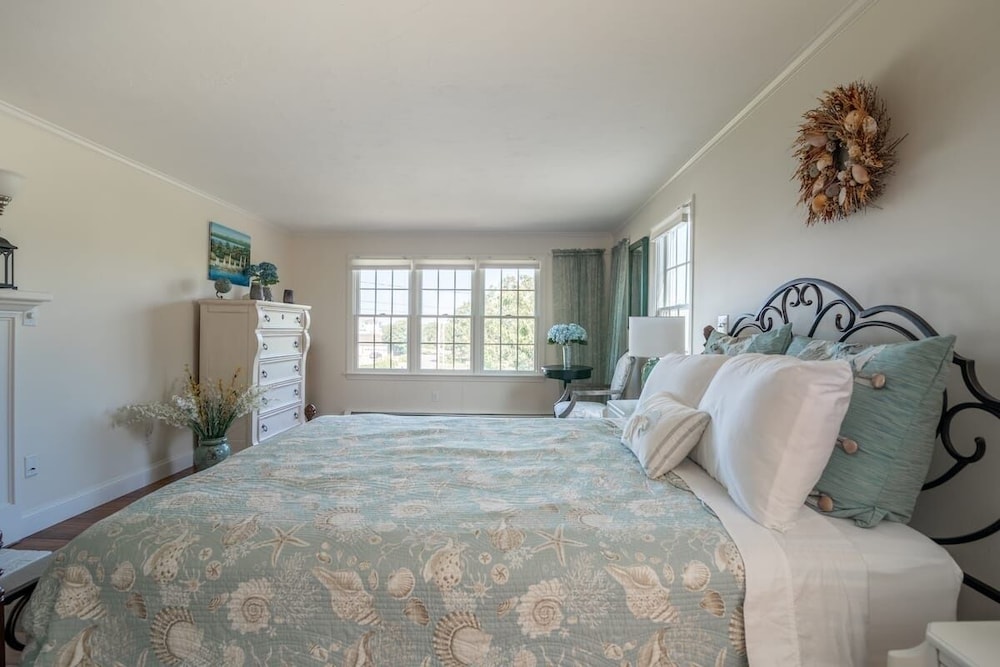 Immaculate Waterfront Beach House 5 Bedroom Home by RedAwning view 5