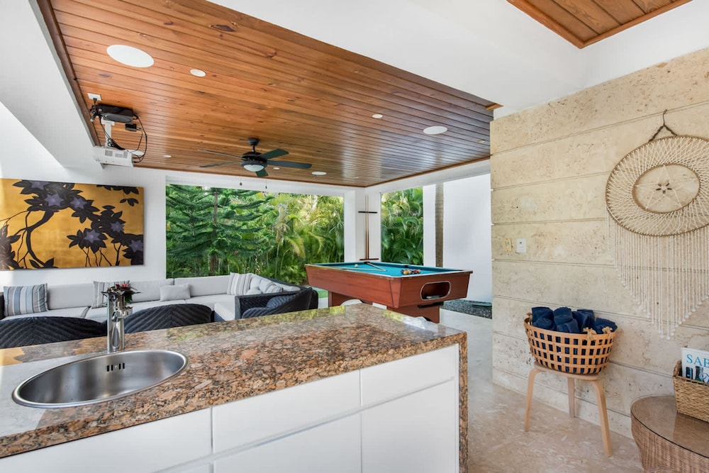 Modern Luxury 6 BR Tropical Retreat With Pool