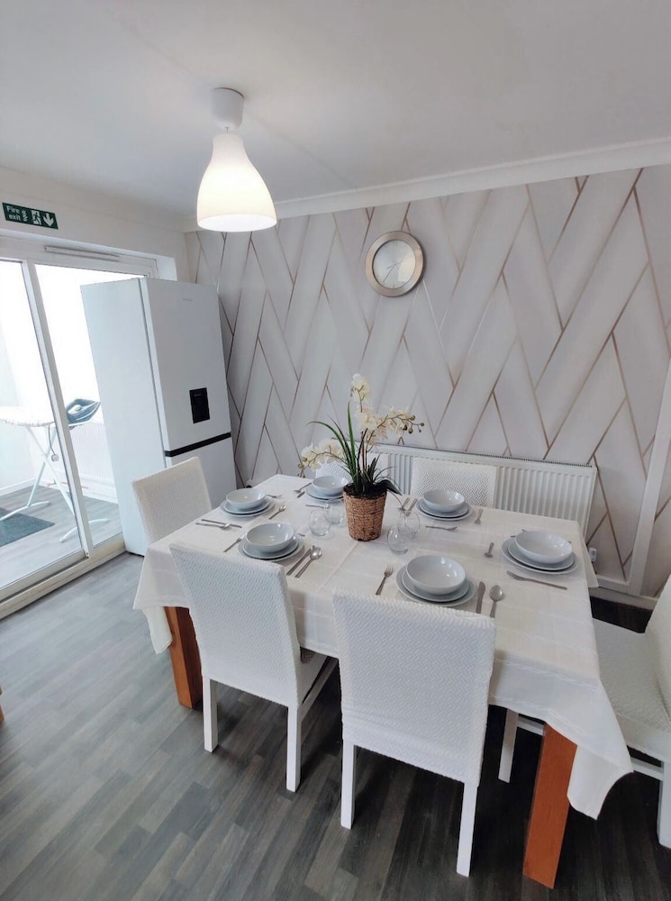 The Croft House Near Birmingham Airport and Nec