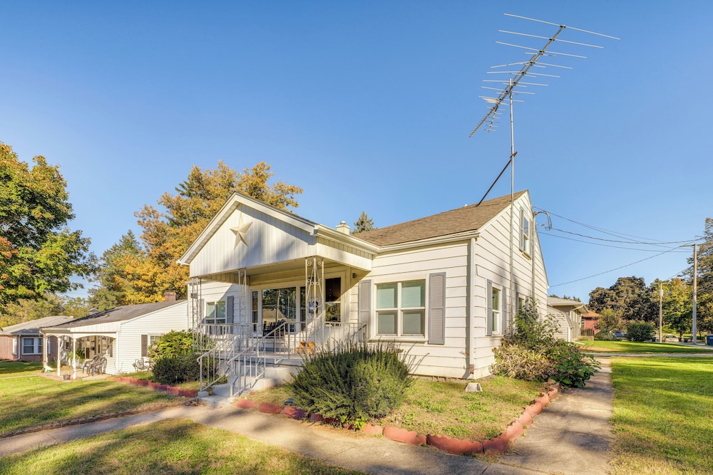 < 1 Mi to Dwtn: Valparaiso Family Home