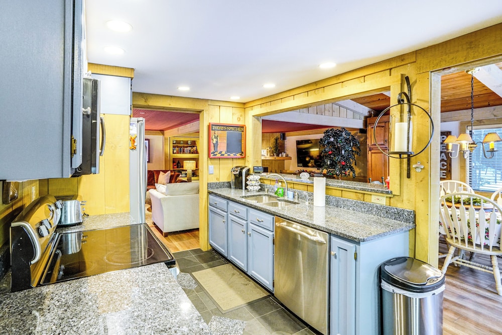 5 Mi to Ski: Family-friendly Home in West Dover!