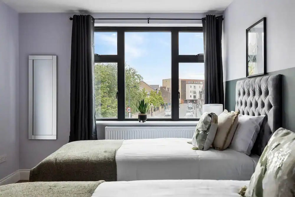 Elegant 3-Bedroom Apt near tube stations view 4