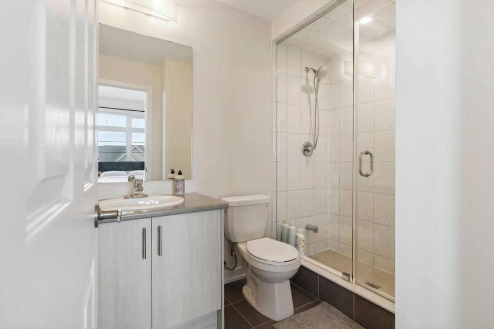 A Brand New 4BR Townhouse in Thorold Retreat