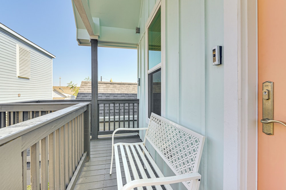 1 Mi to Galveston Beach, Seawall: New Tiny Home!