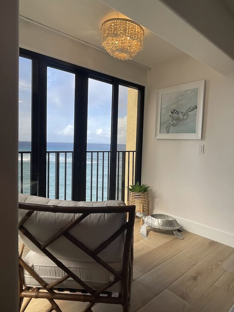 Luxurious Oceanfront 20-foot Panoramic Ocean View