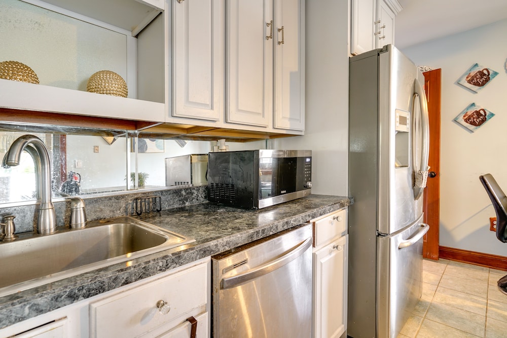 Lovely Ocean Gate Home < 1 Mi to Beach! view 4