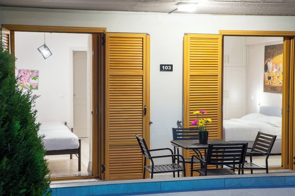 Stork Holiday Apartments - Garden & Sea View
