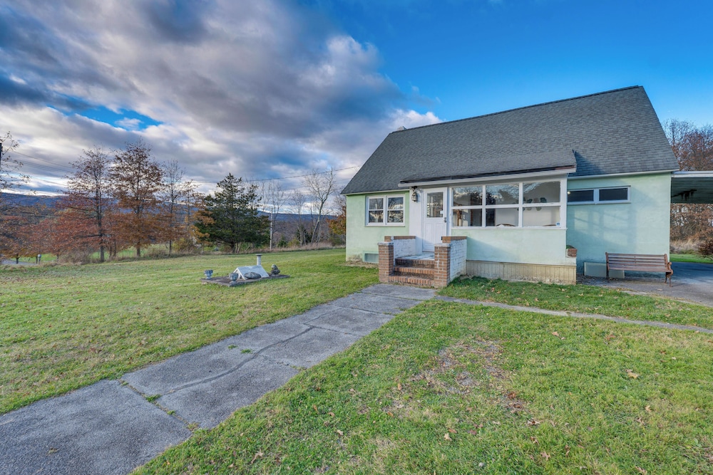 Charming Gardiner Home w/ Yard & Sunroom