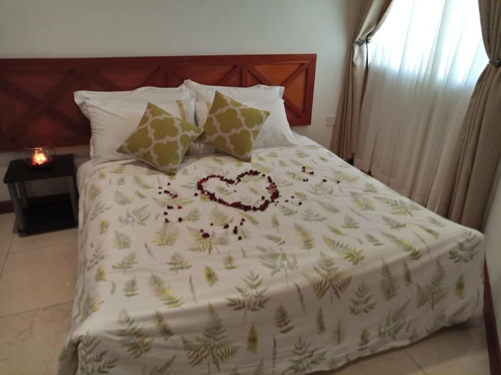 Kaazi LakeFront Villas view 3