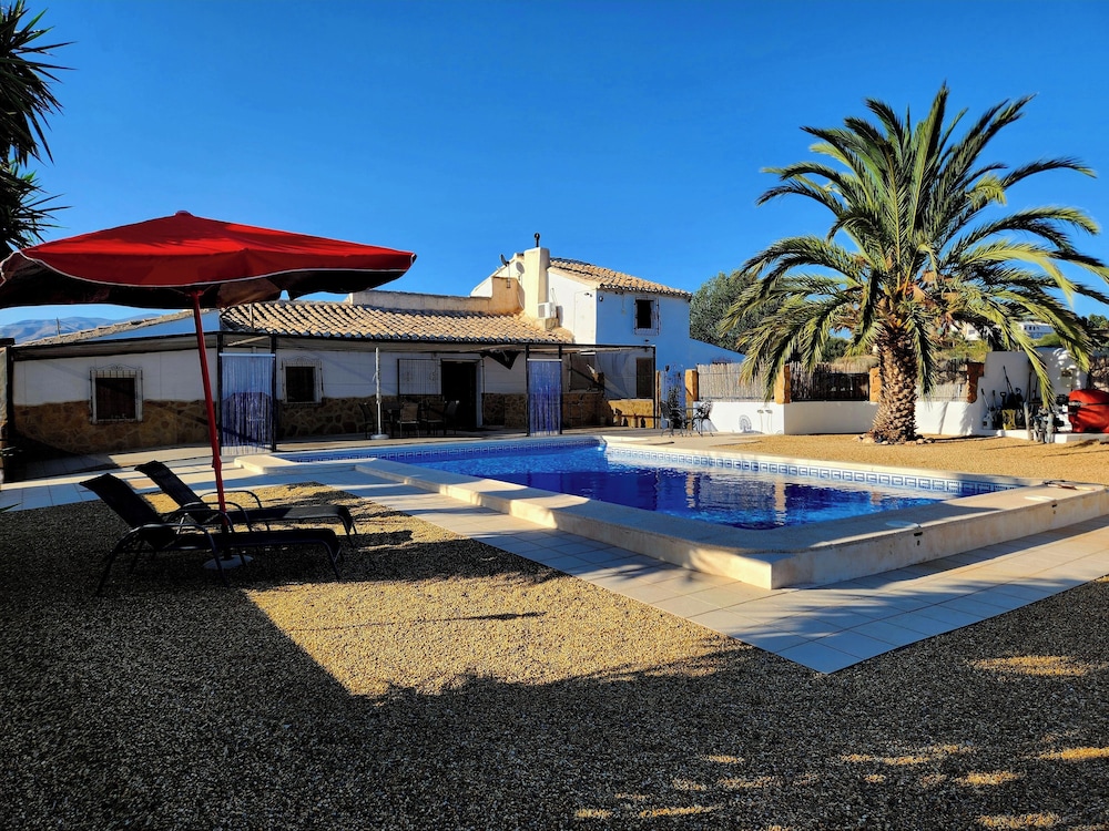 Casita-2guests-pool-patio-bbq-parking-fireplace