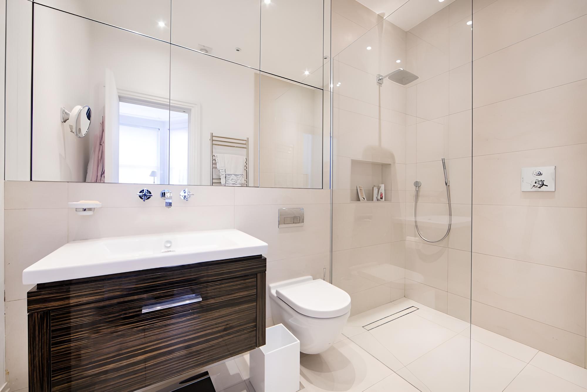 Beautiful and Spacious 2 Bed/2 Bath Property Just Moments From Earls Court