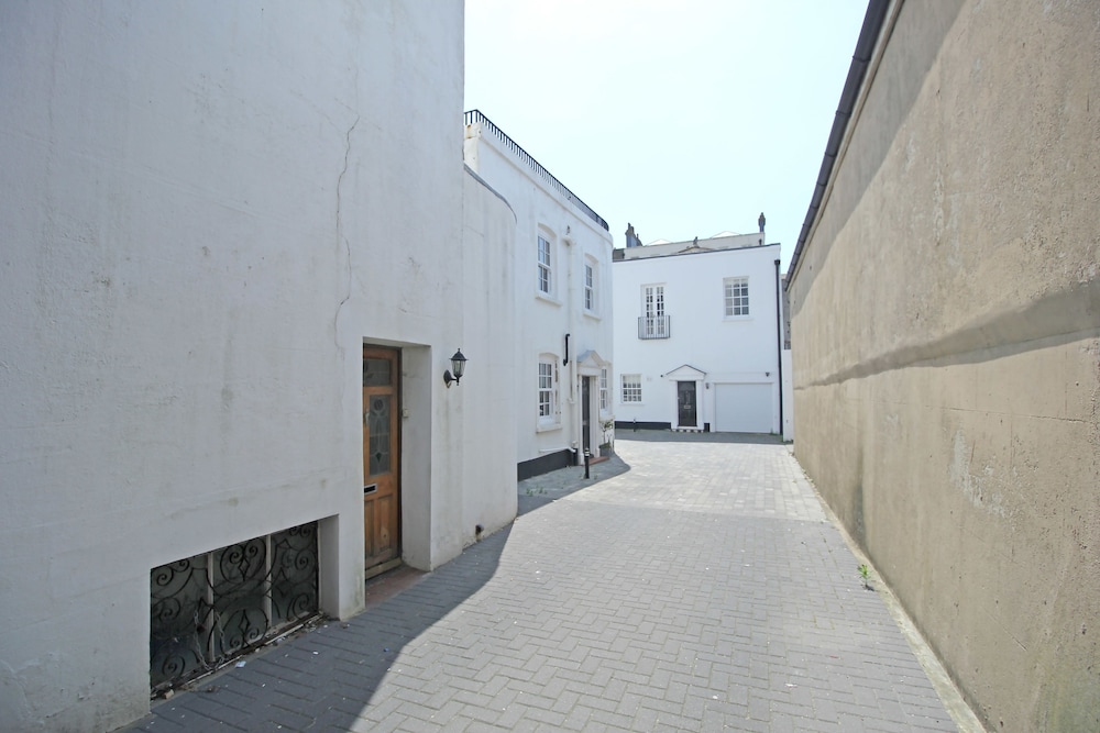 Pebble Mews House | By My Getaways | Parking for one small car