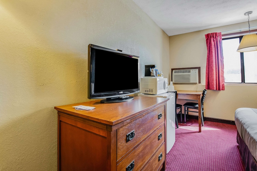 Econo Lodge Junction City I-70 Near Fort Riley view 2