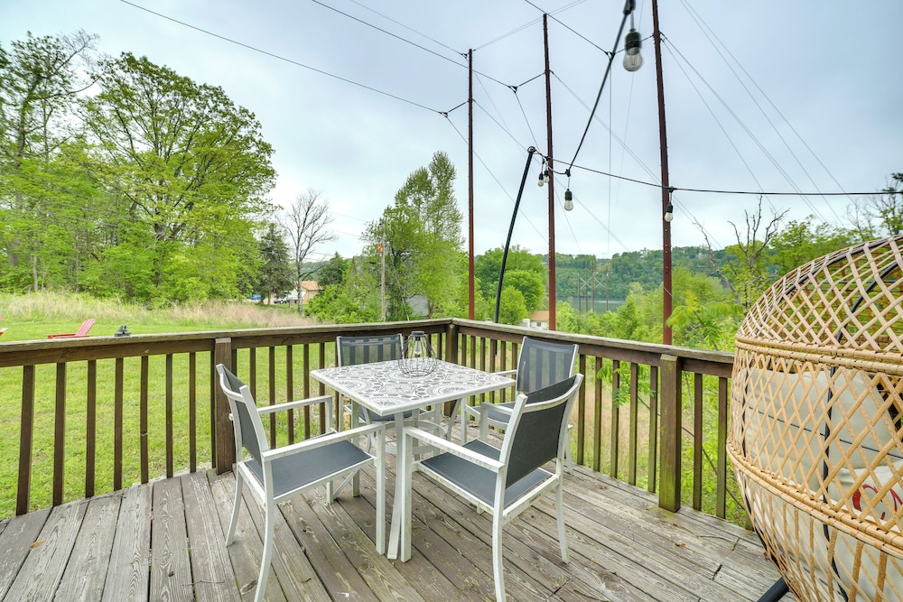 Cozy Cabin w/ Fire Pit: Walk to Lake Taneycomo!