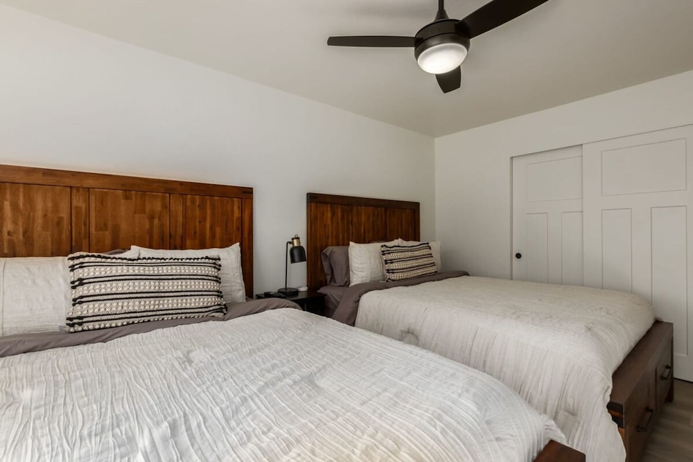 Luxe 2BR Townhouse 4 Heated Pools Walk 2 Old Town
