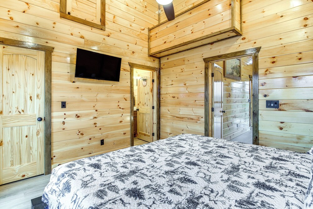Hot Tub & Spectacular Views: Sevierville Cabin