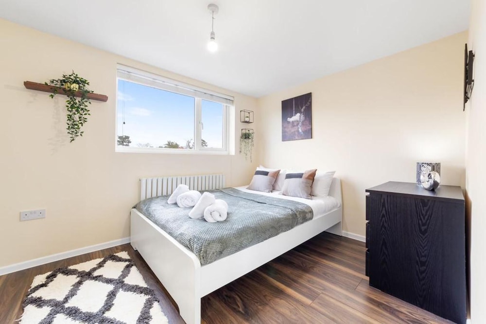 Remarkable 2 Double Bed Ensuite Room Isleworth TW7 view 3