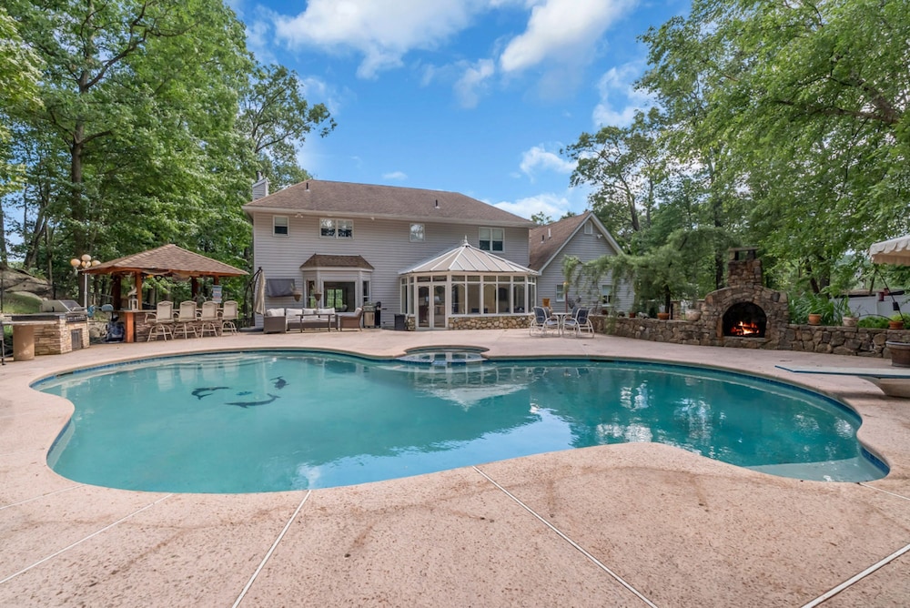 Cozy Family Retreat With Great Views and Game Room