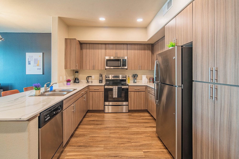 ROVE LIVING/KL - V on Broadway