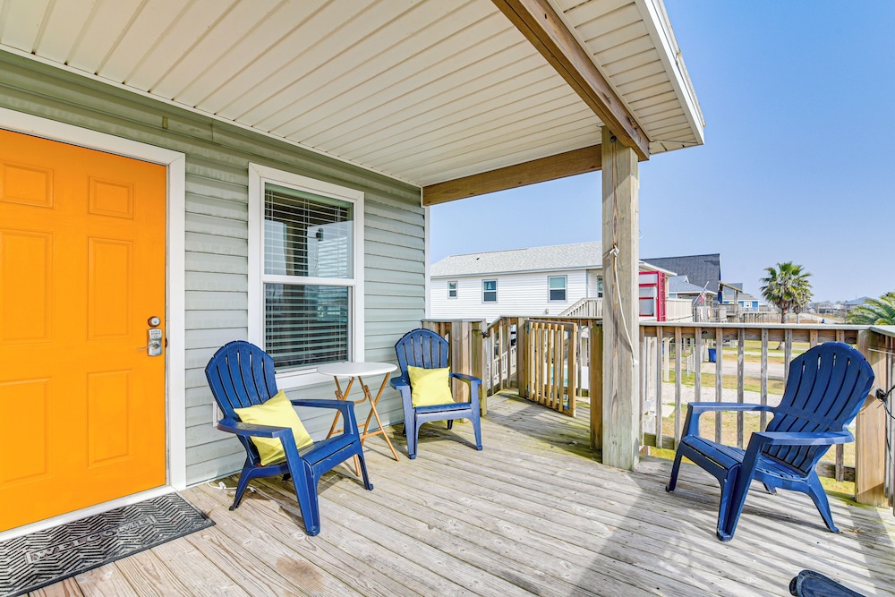 Walk to Gulf: Surfside Beach Home w/ Deck