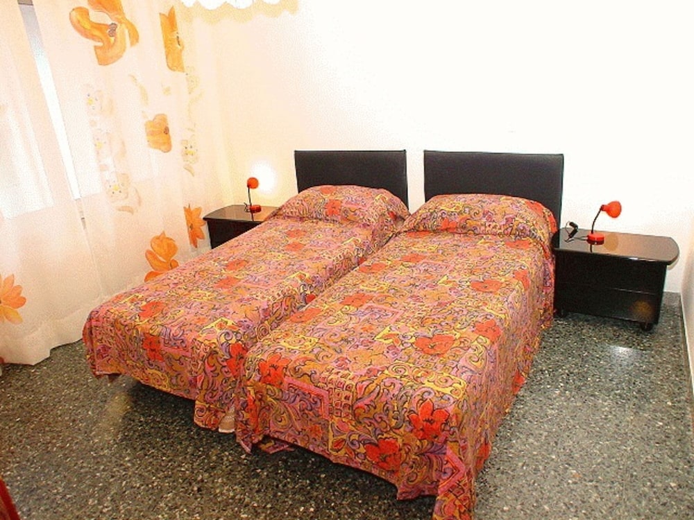 Villa for 8 Guests With Private Fenced Garden in Lignano Pineta
