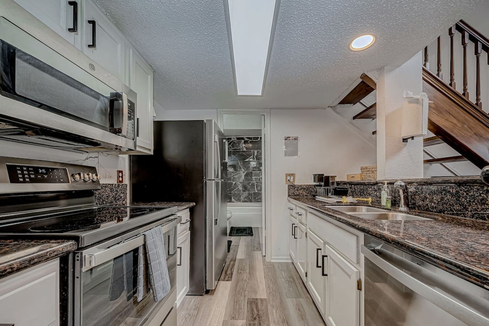 Upscale 1BR Condo in Med Center