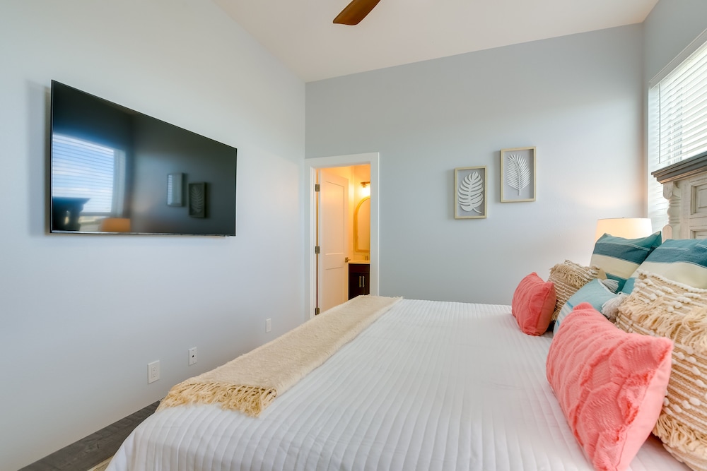 Steps to Beach: Vibrant House in Galveston!