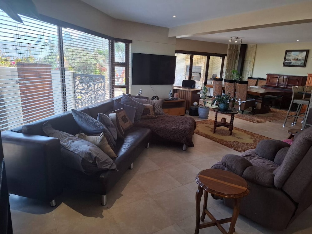 Whispering Waves - Serene Langebaan Getaway With Breathtaking Views