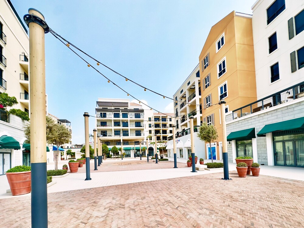 Contemporary La Mer 1BR w Beach Access