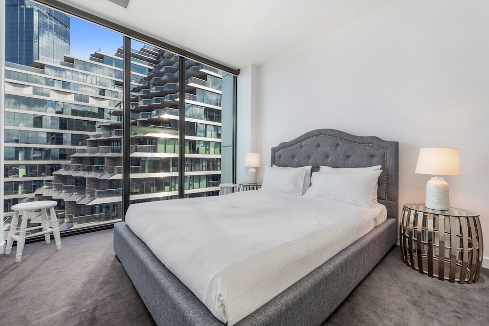 Incredible City Views in Convenient CBD Apartment