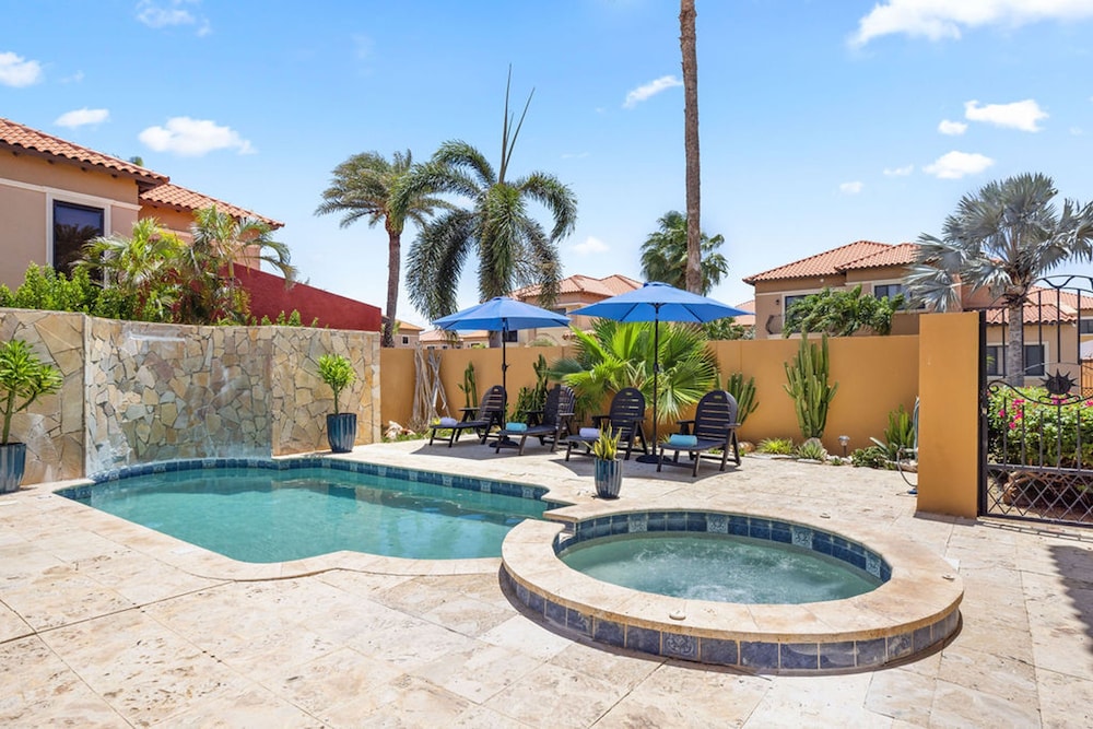 Gold Coast 4br4 5BA Villa w Privatepool Gym