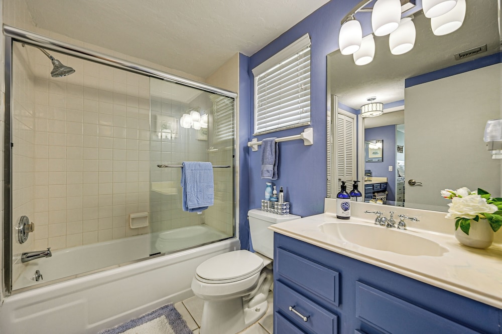 Steps to Naples Bay & Tin City: Condo w/ Pool!