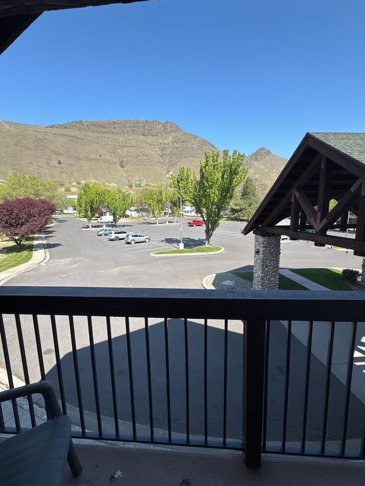 Salmon Rapids Lodge
