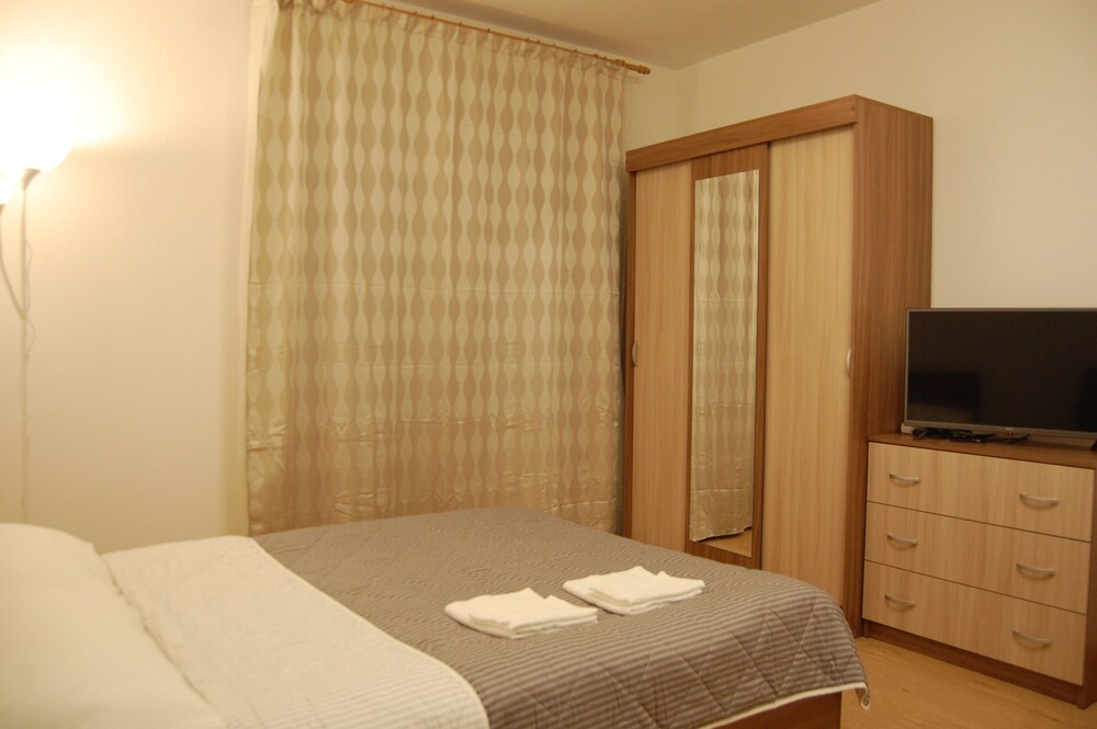Studio Apartment City Center and Subway view 3