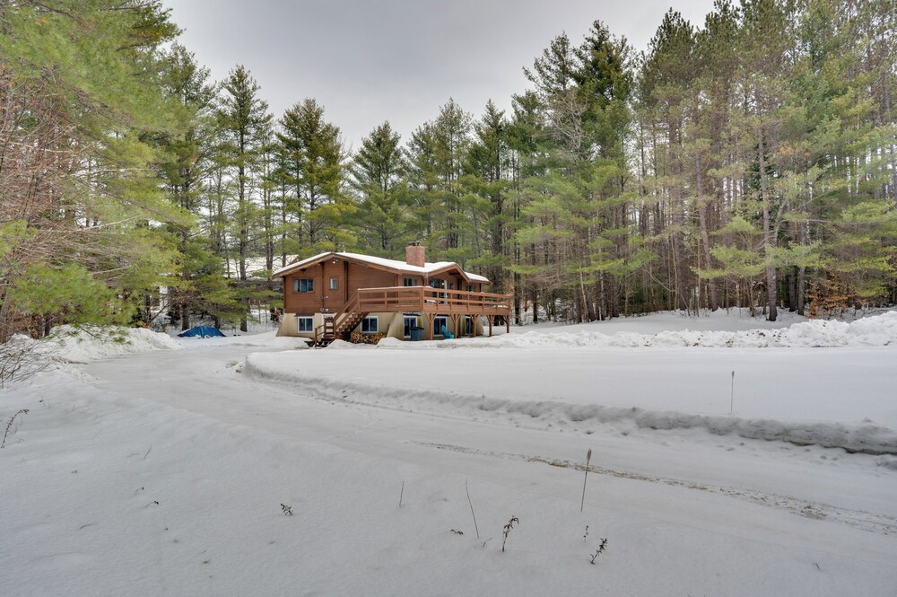 Hike & Ski: Cabin w/ Fireplace in Franconia!