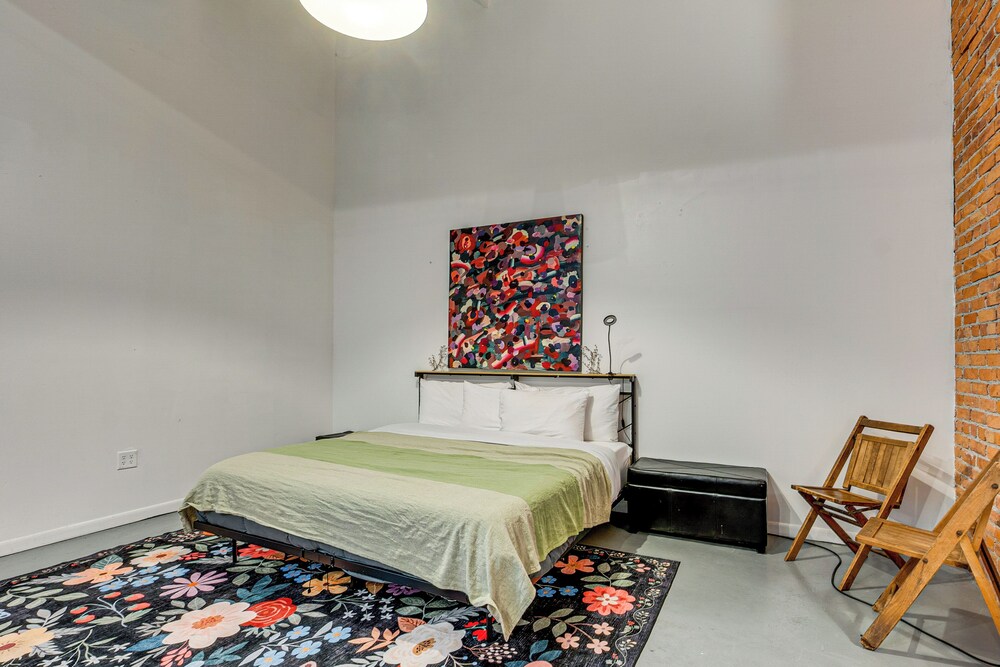 Walk to Huntington Center: 5,000-sq-ft Dtwn Apt