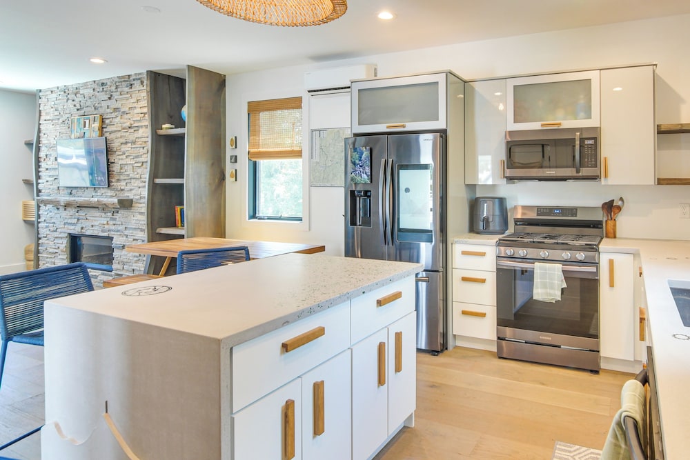 Rooftop Deck, Sweeping Views: Chic Home in Brevard