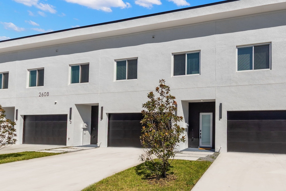 NEW Casa Sol Casa Cielo - Luxurious Newly Built Tampa Townhouses In Prime Location