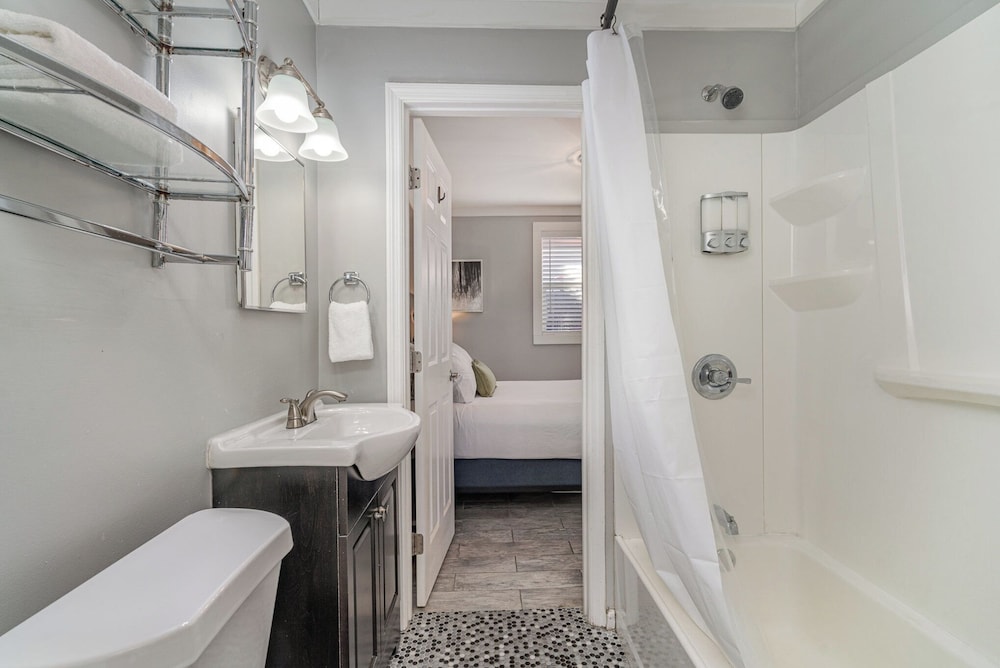 Urban Pearl-2 Bedroom & Private Patio-in Midtown